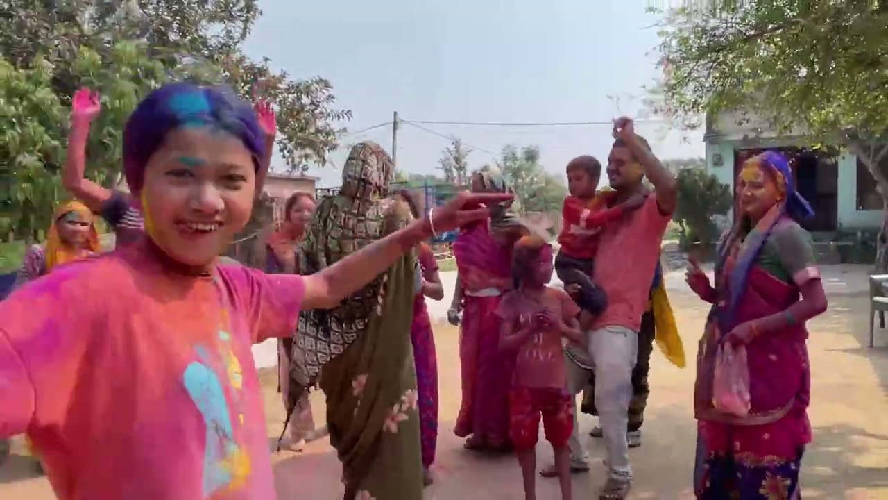 Holi pe kye family ke sath dance or jamkar sabhi ko colour lagaya🌎