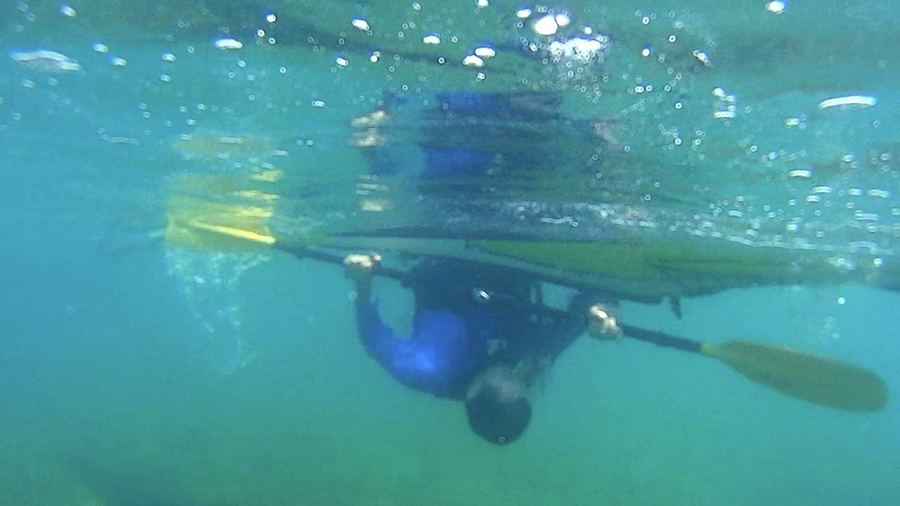 Kayak eskimo roll
