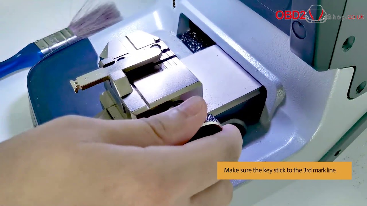 How Xhorse Dolphin XP005L performs M5 clamp cut calibration - obd2shop.co.uk