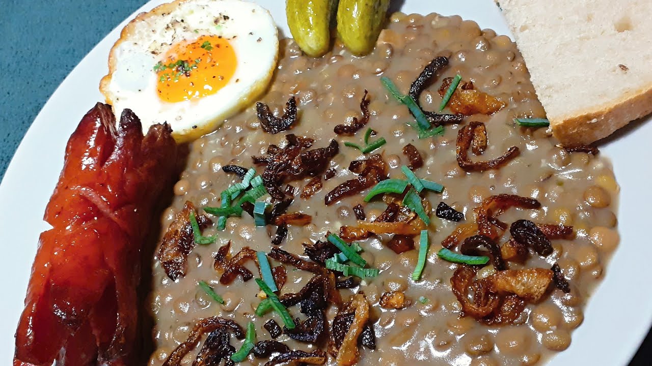 Čočka na kyselo s volským okem, opečeným špekáčkem, s tou nejlepší smaženou cibulkou a s chlebem 😍