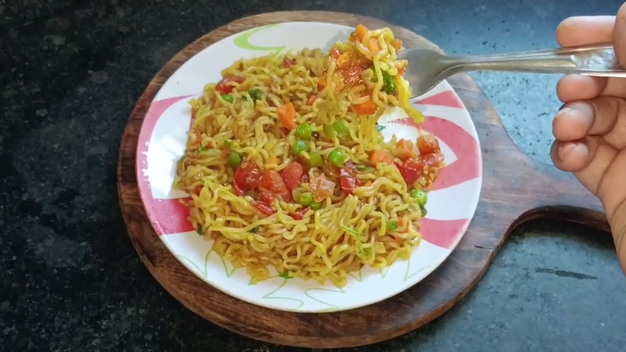 देसी तड़का मसाला मैगी घर में तैयार मसाले के साथ एक बार बनाएंगे तो बार-बार बनानें का मन करेगा 
