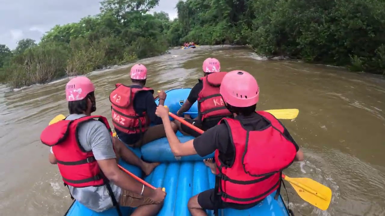 “Unleashing Adventure: An Extreme River Rafting Experience with Friends 