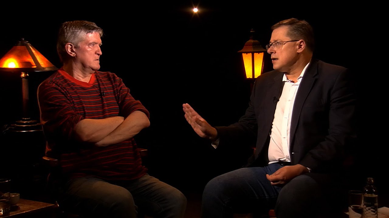 .pod lampou: Môžu sociálne siete zničiť slobodu?