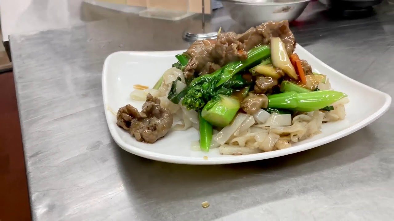 上湯炒牛肉河粉 濕炒牛河 Year of Dragon 犇 羴 鱻 美食（廣東話發音：奔 山 鮮）中菜廚藝紮實 九龍 長沙灣 順寧道449號順發大廈 B鋪  6703 9606 Street Food