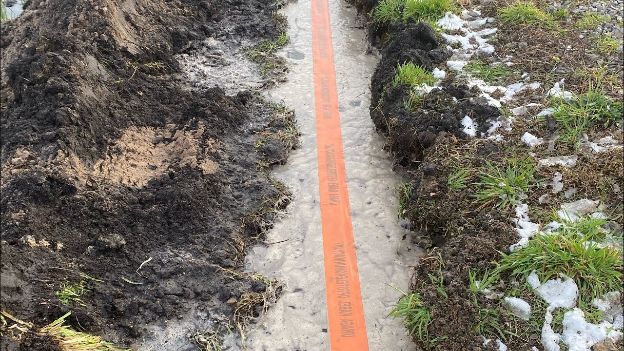 Światłowody minikoparka praca w podmokłym terenie wykopy liniowe