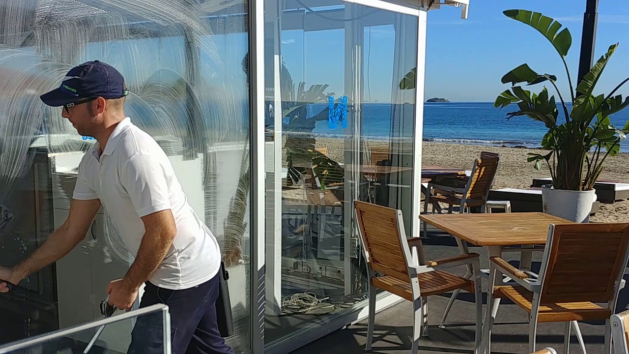 LIMPIEZA DE CRISTALES  (Ibiza BEACH CLUB  🏖  Nassau) en Diciembre manga corta