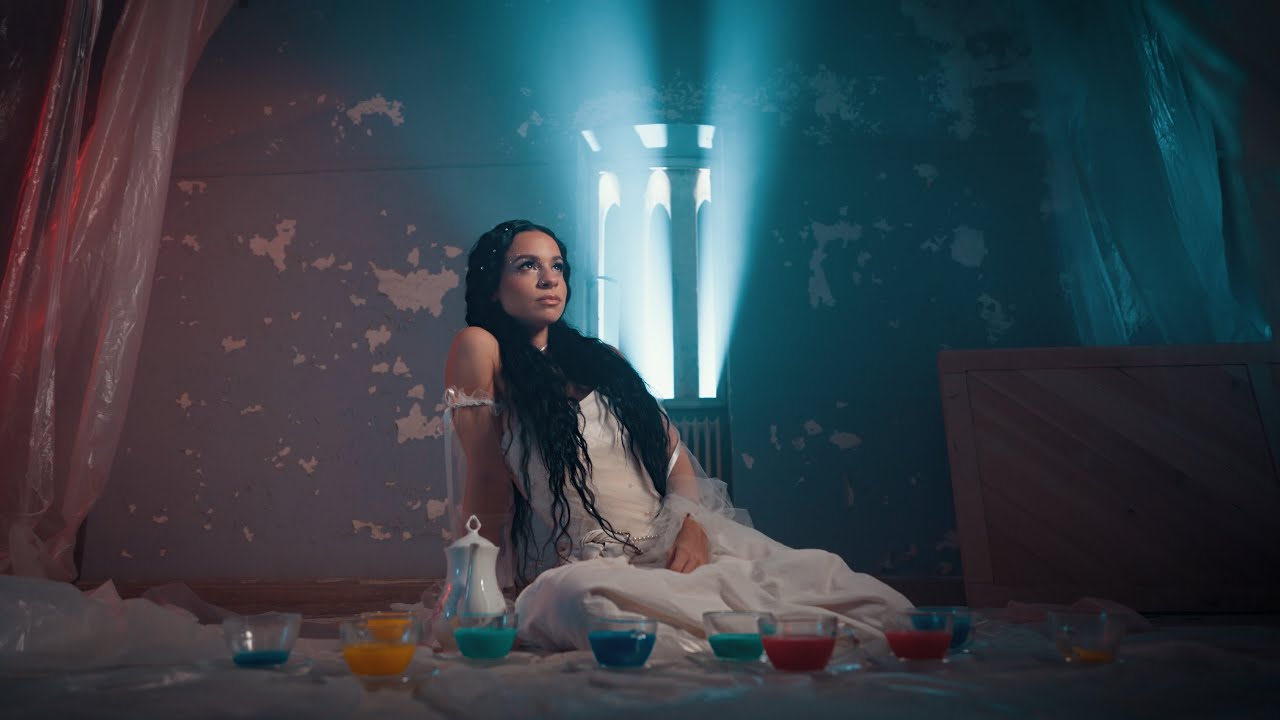 Παράξενη Κοπέλα - Κωνσταντίνα Κορδούλη (Official Music Video)
