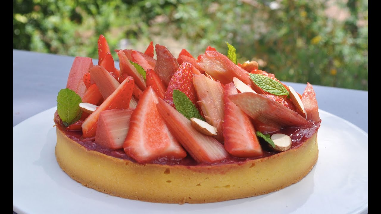 La meilleure tarte à la rhubarbe ! Testons ensemble la recette de Claire Heitzler. Une tuerie !