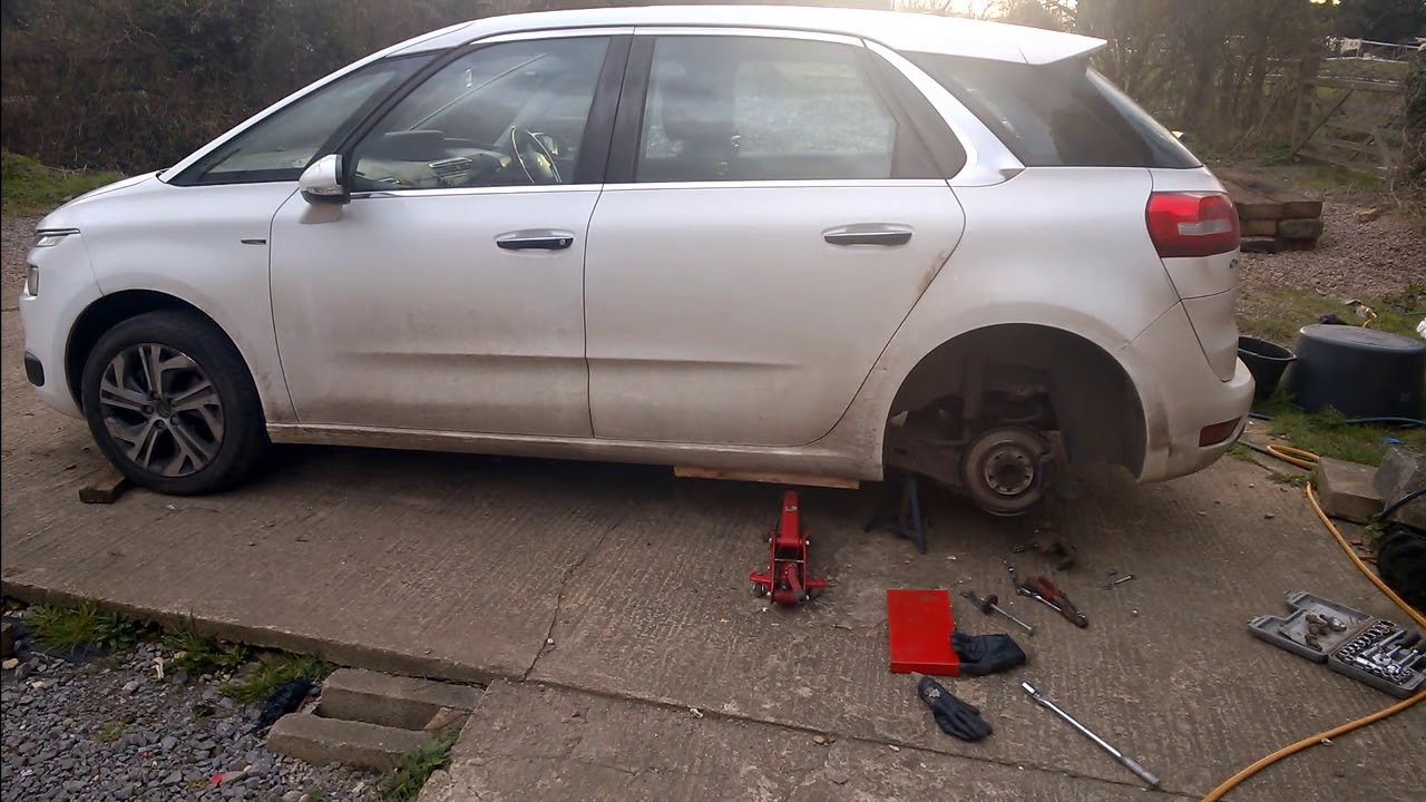 Retracting the rear brake caliper pistons on the C4 Picasso Mk2