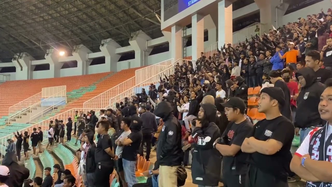 Awalnya PSYWAR, akhirnya Saling Lempar Kursi , Suporter Persib vs Persis di Stadion Pakansari