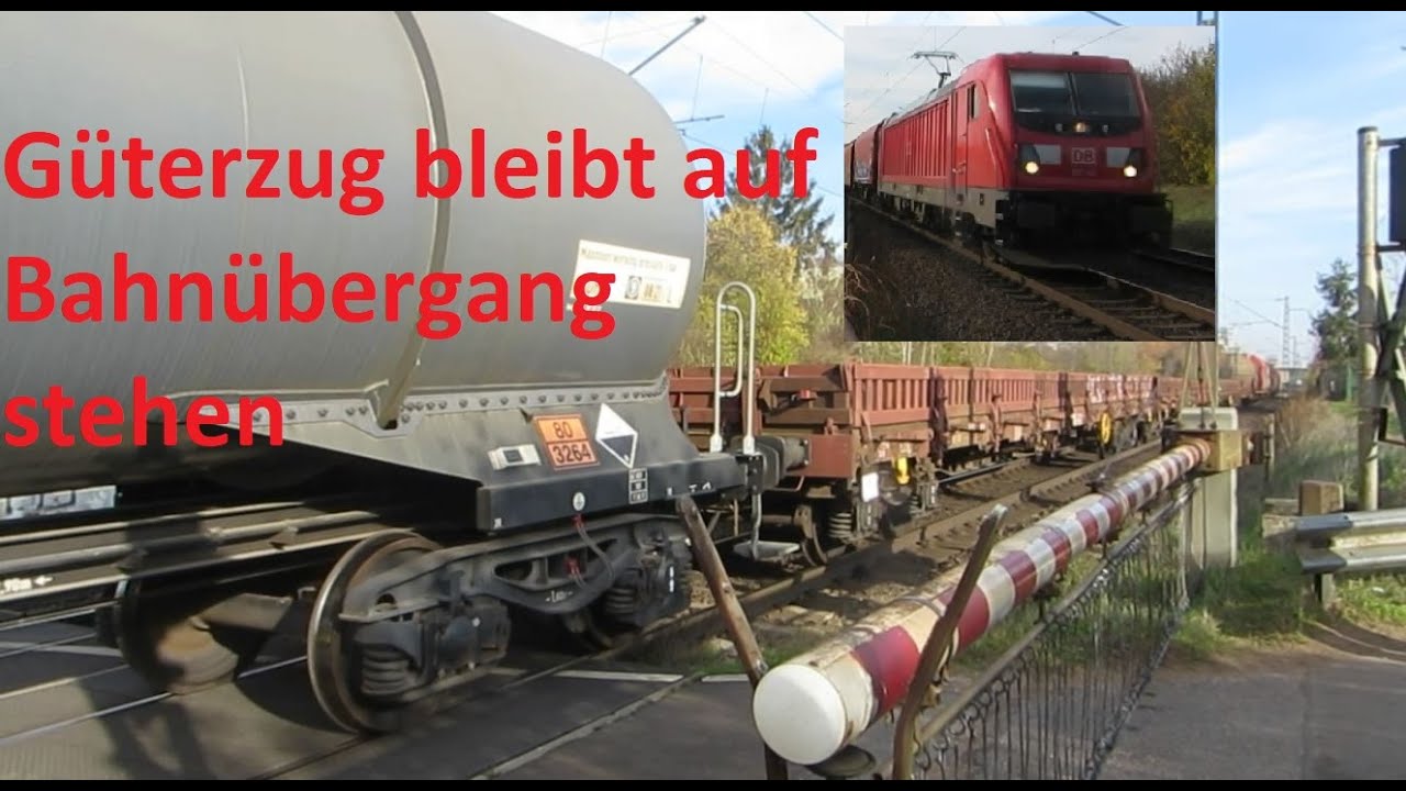 Güterzug bleibt auf Bahnübergang stehen!