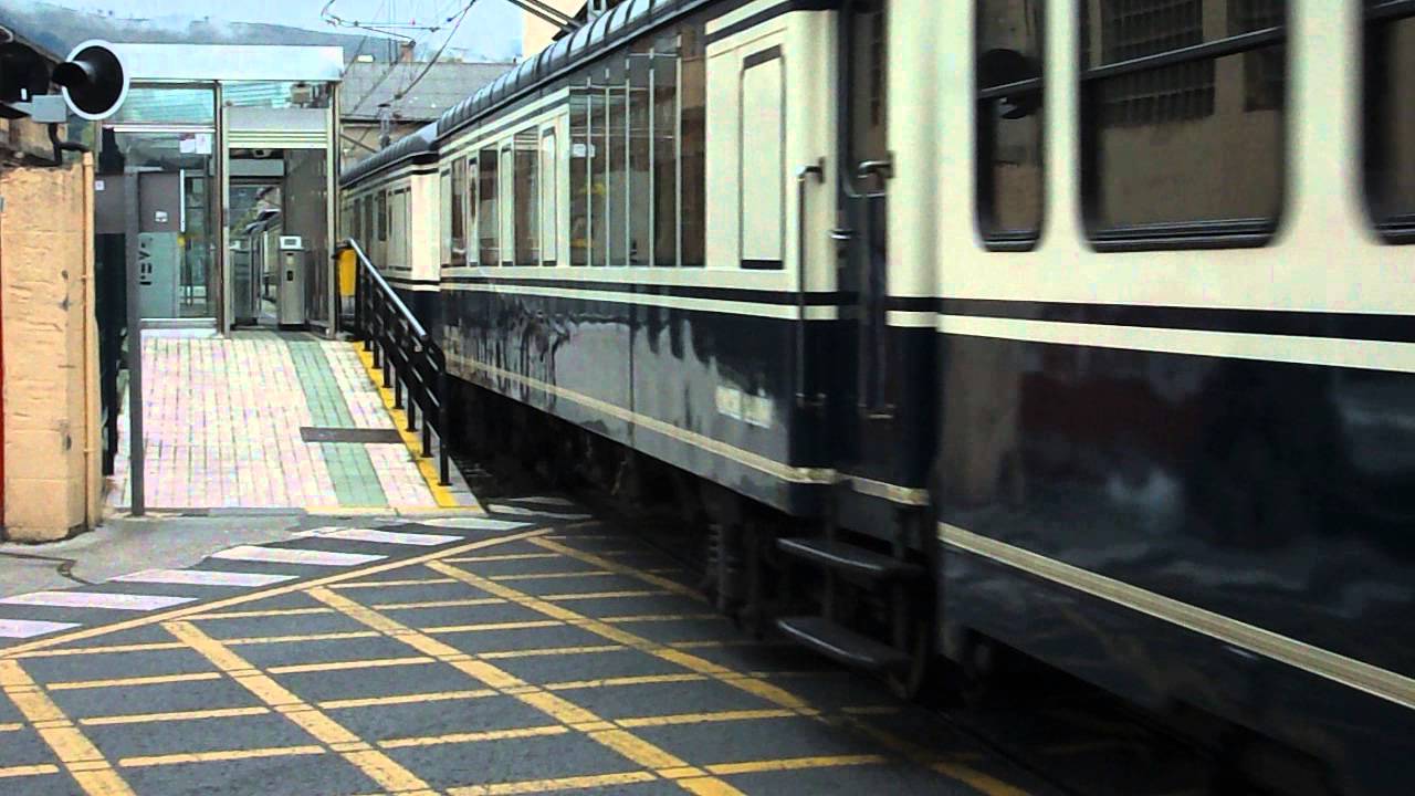 Renfe FEVE - 1915 con tren turistico El Transcantabrico en Aranguren