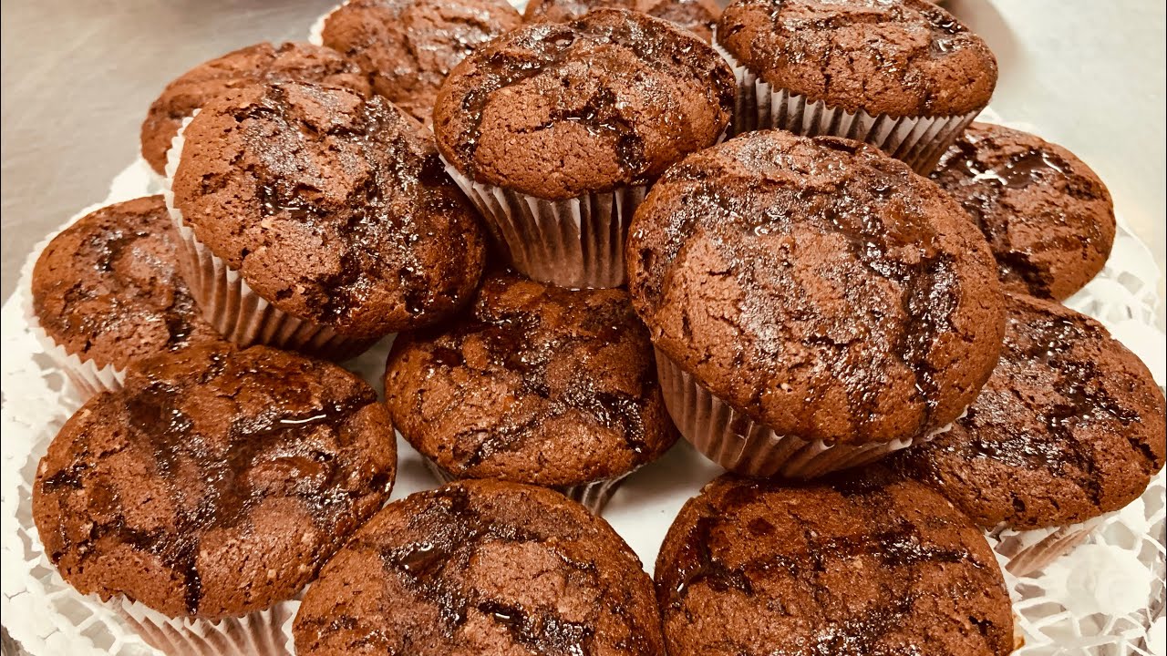 Cup Cakes de Chocolate com Morango Muito Bom Derrete na Boca