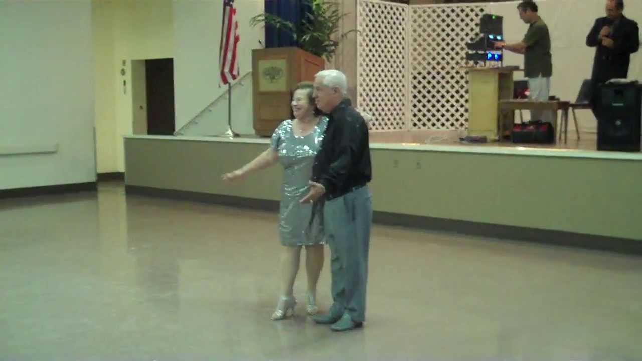 Mercedes y Luis Araya bailando bolero