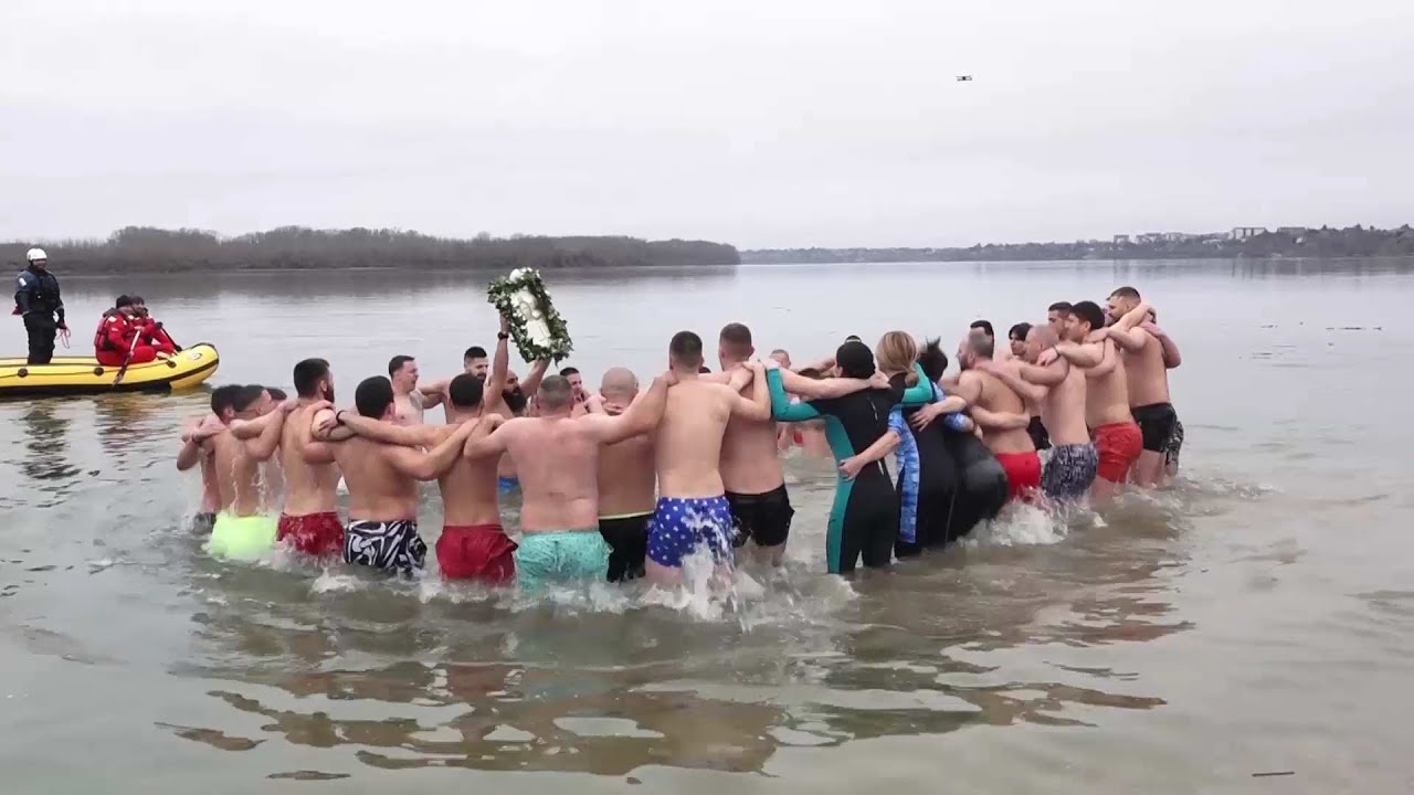 Tradicionalno plivanje za Časni krst u Starim Banovcima