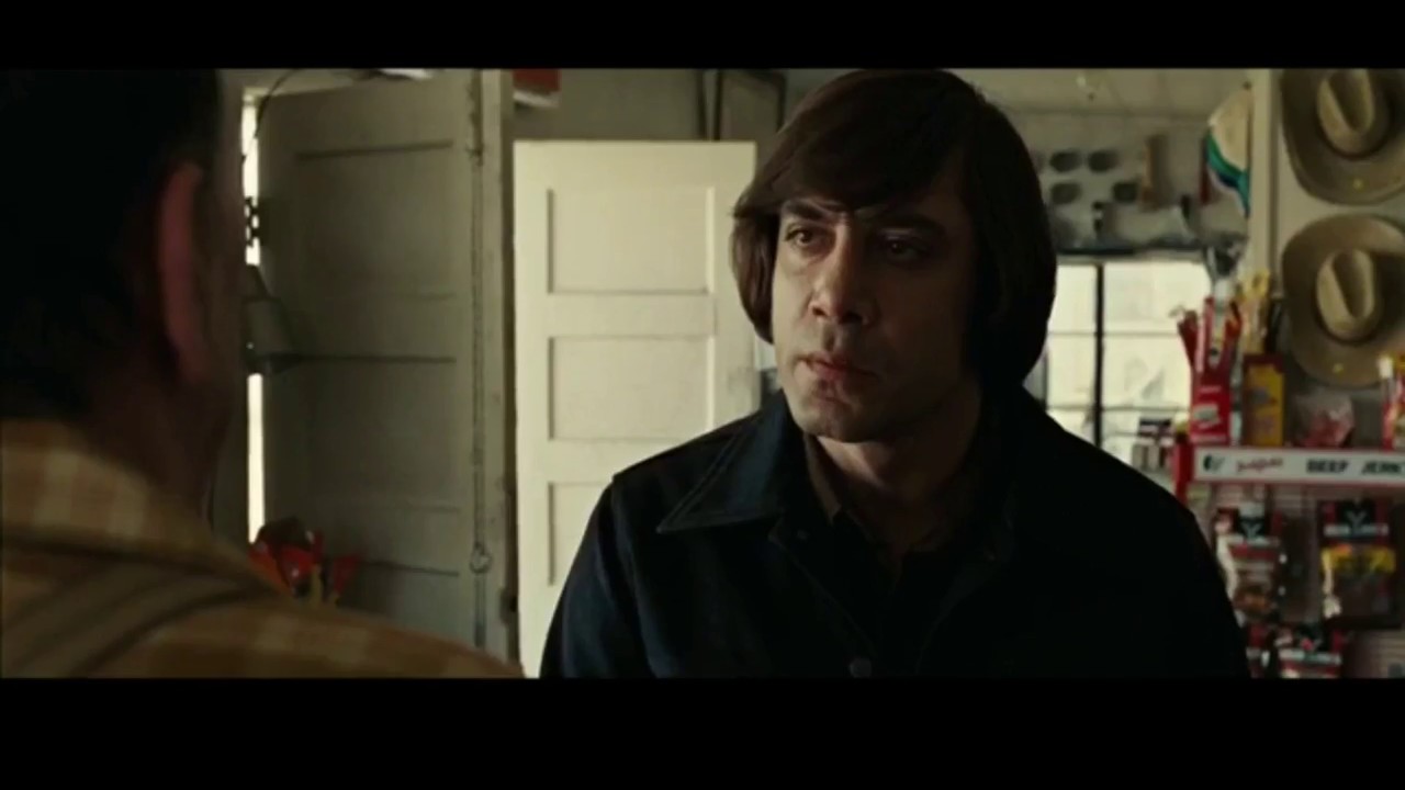 Anton Chigurh escena de la gasolinera | sin lugar para los d&eacute;biles latino