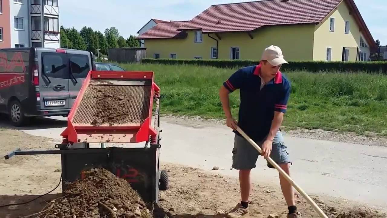 Erde absieben mit dem Rüttelsieb LS12 von Xava Recycling
