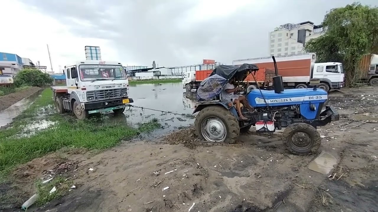 गलत पंगा ले लिया ट्रैक्टर ने ट्रक के साथ? Sonalika tractor tochan with Tata truck stuck in mud