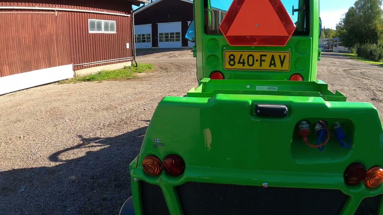 Pienkuormaajan tarkistukset ennen ajoa. Merkkinä Avant 750