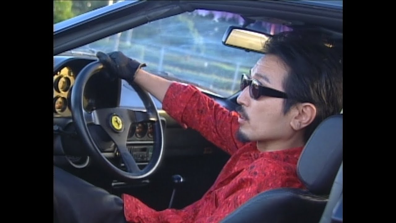 フェラーリを運転する桜井賢 (THE ALFEE 1997年 ビデオパンフ)