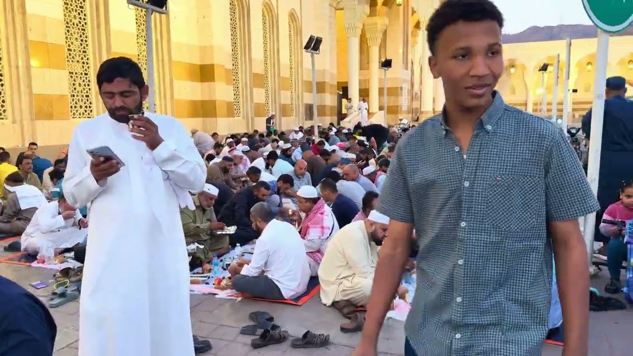 آلاف من الناس يتناولون وجبة الإفطار في ساحات مسجد سيد الشهداء بالمدينة في ثامن أيام شهر رمضان 🌙 