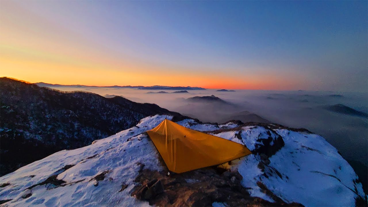 1,100미터 절벽 바위에서 텐트 없이 비박...일출+운해 장관, 강풍을 피하는 방법! Tarp overnight on a cliff rock at 1,100 meters.