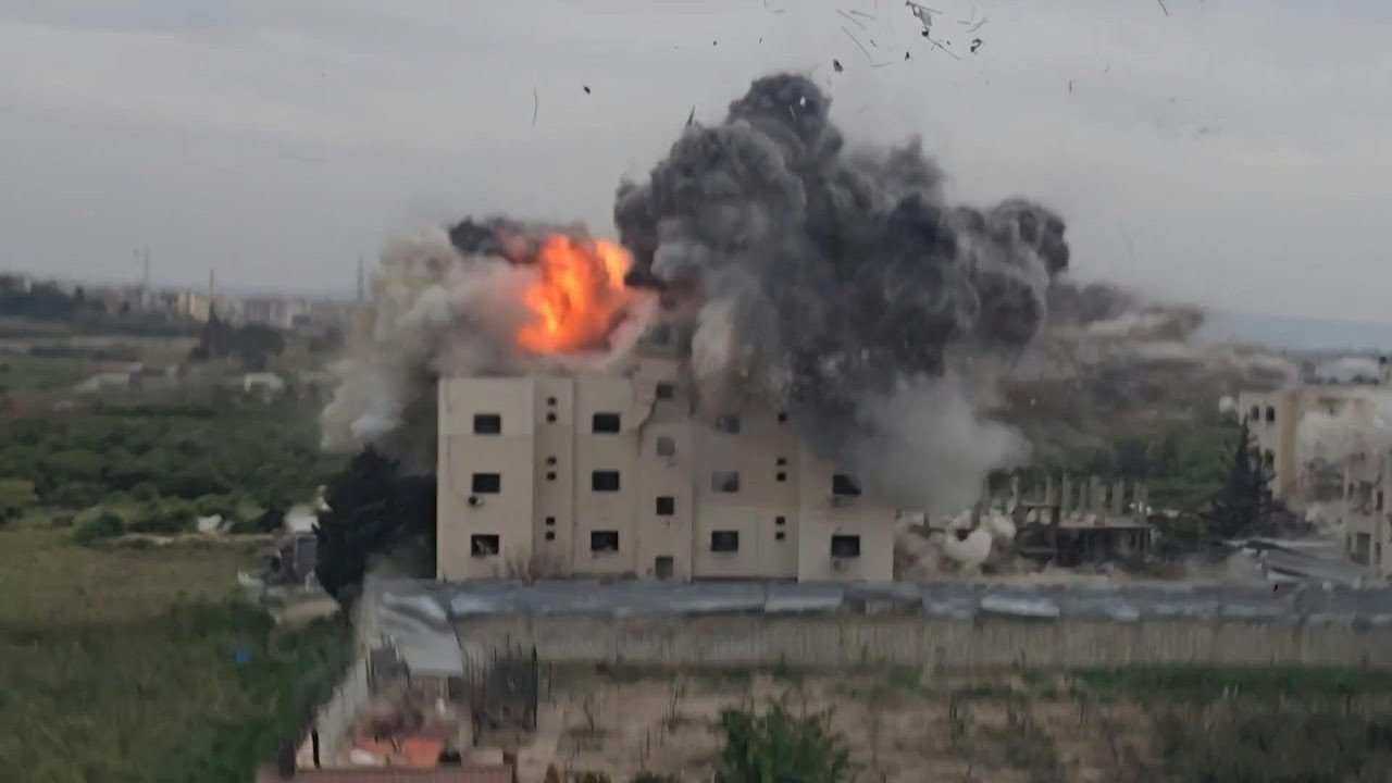 L'instant où une frappe israélienne touche un bâtiment dans le sud du Liban | AFP Images