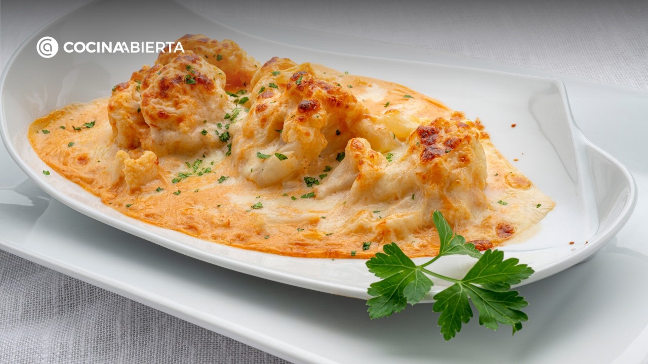 Coliflor gratinada con salsa aurora | Receta fácil de Karlos Arguiñano