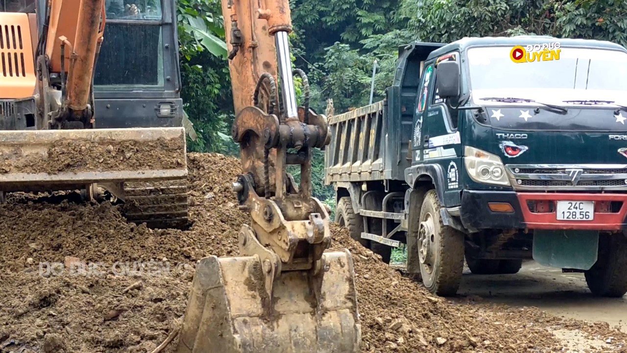 Xe Ôtô tải ben chở và đổ đá Máy múc Doosan DX55 san đá vs Máy xúc Kobelco SK70 trèo lên xe phọc
