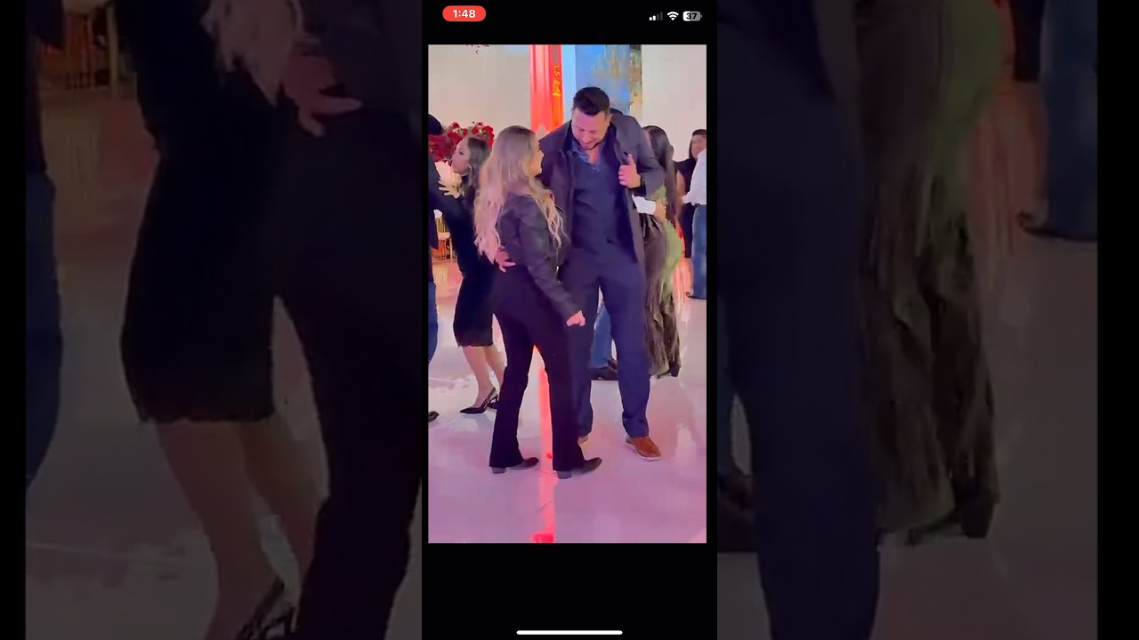 Alicia Villarreal festejando el cumpleaños de su novio