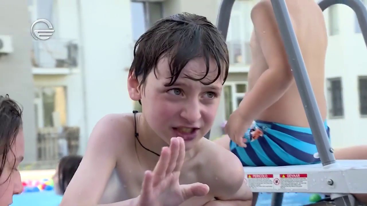 თბილისში მოქალაქემ მეზობლის ბავშვებს კორპუსის ეზოში საცურაო აუზი დაუდგა