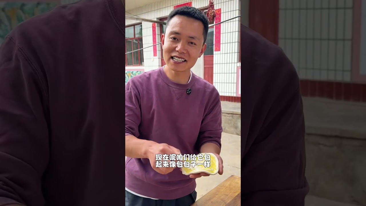辣椒夹馍 在岁月的长河里，不妨把更多爱意倾注于家人。用简单纯净的食材烹制原汁原味的美食，让每一道菜肴都裹着烟火气，成为滋养心灵的慰藉，在一粥一饭间盛满对家人的深情。#优质农产品  #辣椒酱 #口袋饼
