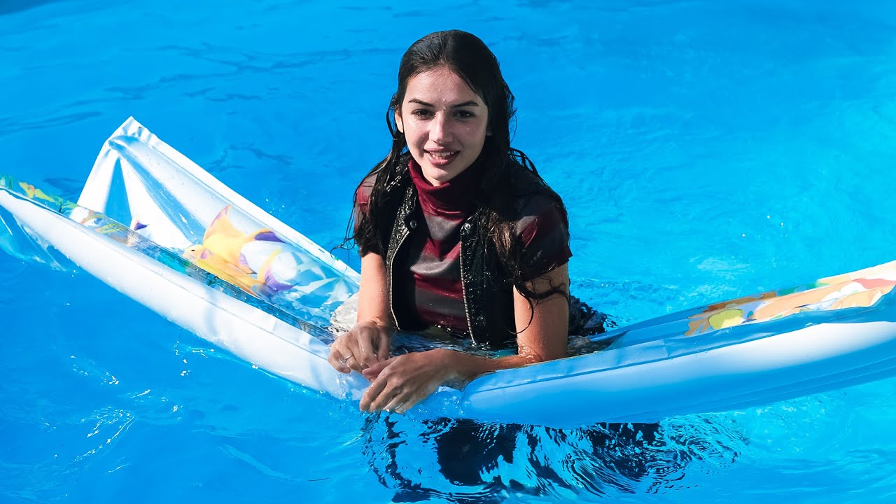 SOFIA IN LEATHER JUMPS INTO THE POOL AND SWIMS WITH AN INFLATABLE MATTRESS [WETLOOKER ID: b50-sofa7]