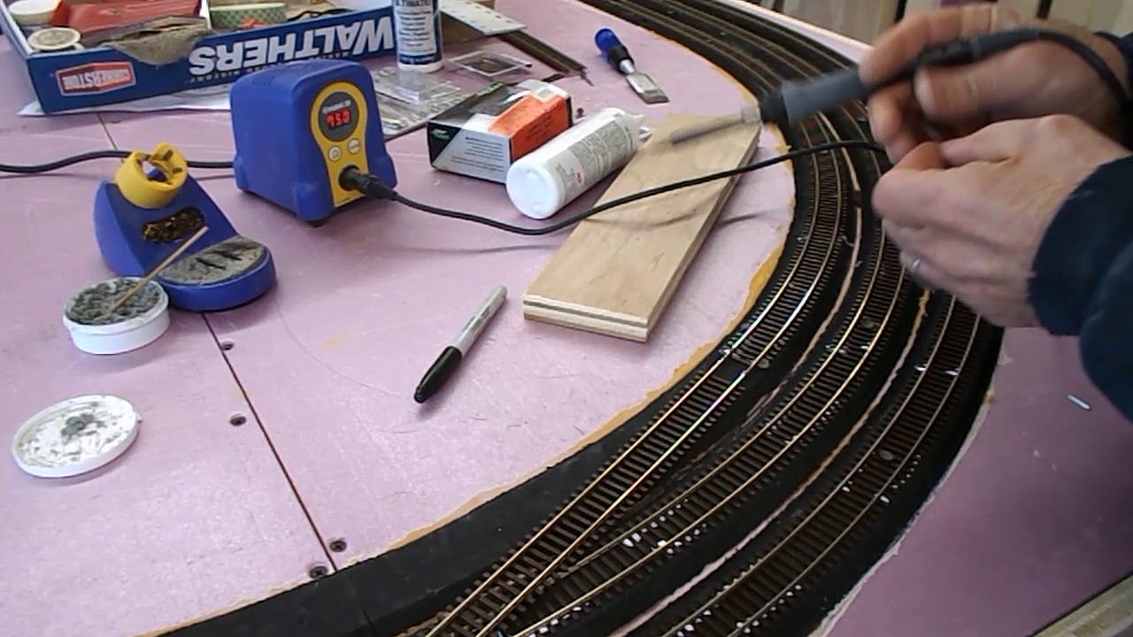 Laying flextrack for model railroads