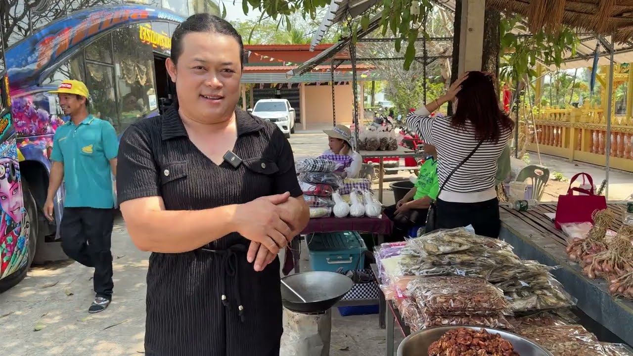 ขายของนอกสถานที่ นำสินค้ามาขายที่บ้านนายหูดำ ลูกค้ามาดูงานที่กลุ่มวิสาหกิจของชุมชน