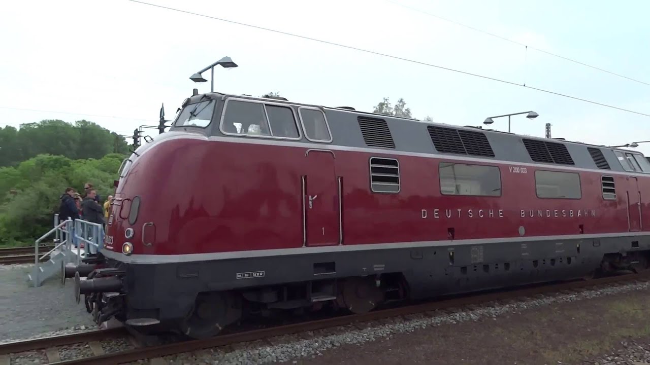 Bahnnostalgie in Emden; Dampf(BR012 066)trifft Diesel(V200 033)