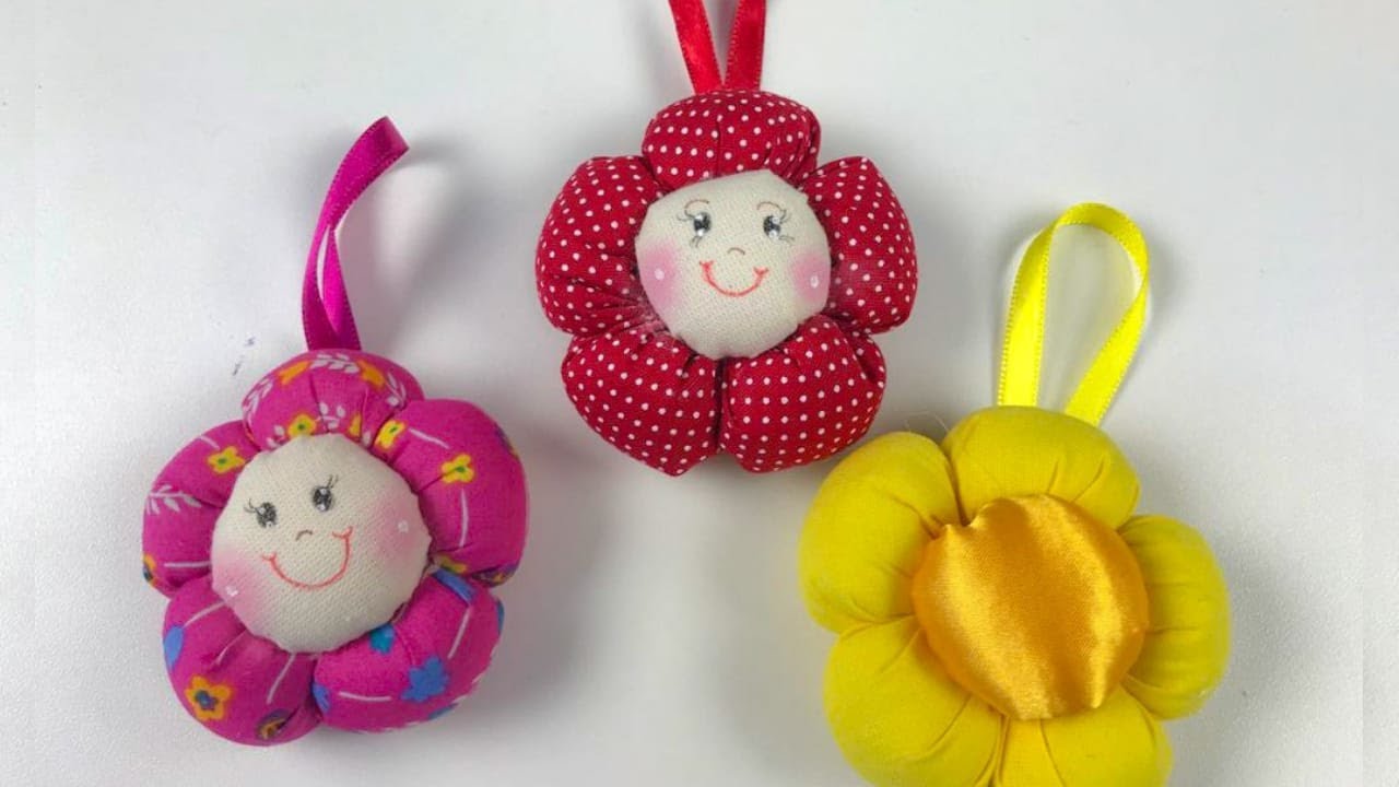 Linda Bonequinha Flor de Fuxico - брелок Fuxico