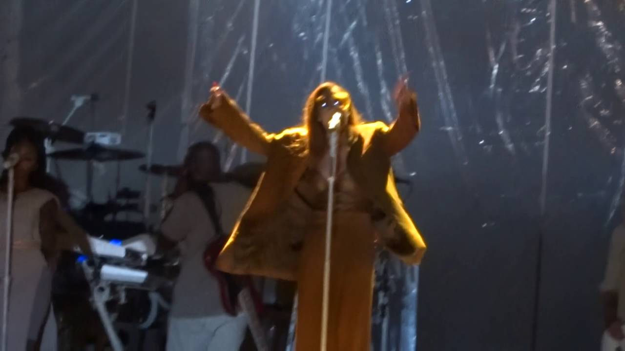 Rihanna - Needed Me - Anti World Tour (Live in Paris)