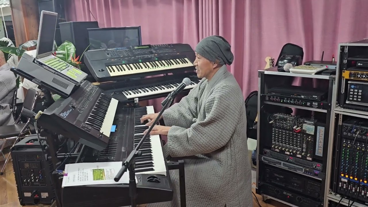 와룡산와룡사민해스님                              신도위안의밤송년회ㅡ기획소리새