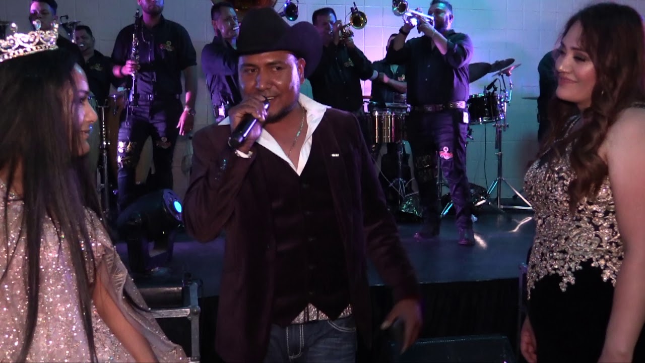 Quinceañera llora de felicidad cuando le canto su padre