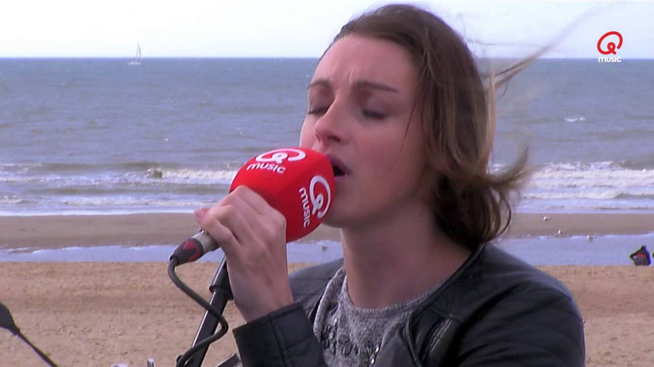 Q-Beach Live: Shauni Rau -  Into You & Talking Body (mash-up) (Live bij Q)