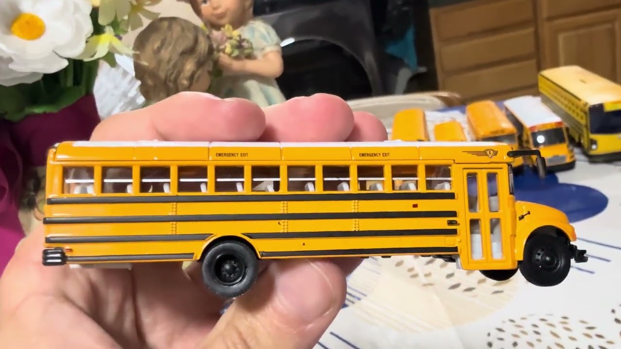 Walthers Scenemaster IC CE (1st Generation) School Bus Model Unboxing, Review & Comparison