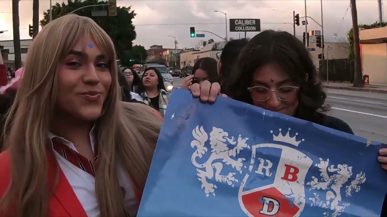 Asî esperan cientos de fanáticos anuncio de gira de RBD aqui en Los Angeles California