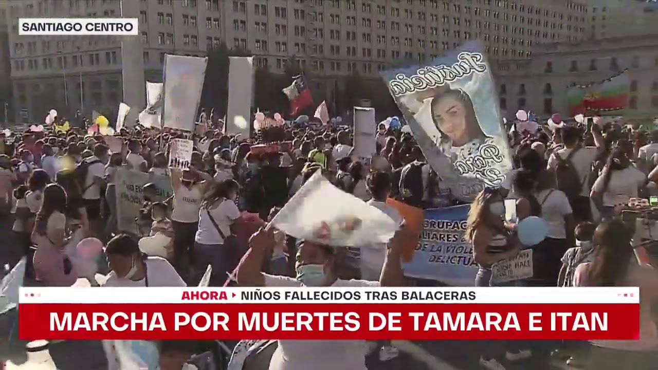 Cientos de personas llegan a La Moneda a pedir justicia por niños asesinados