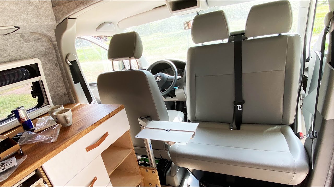 Landstrom Anschluss, Netzvorrangschaltung und Drehkonsole für die Doppelsitzbank im T5 DIY Campervan