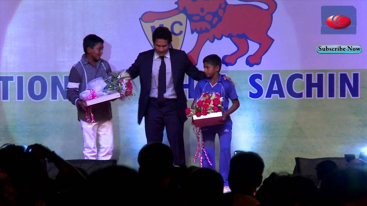 Sachin Tendulkar presents awards to Musheer Khan and Prithvi Shaw