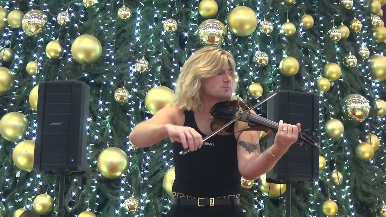 Momentos de la actuación del Violinista Alexander Lee-Briard en el centro comercial la Cañada-Marbel