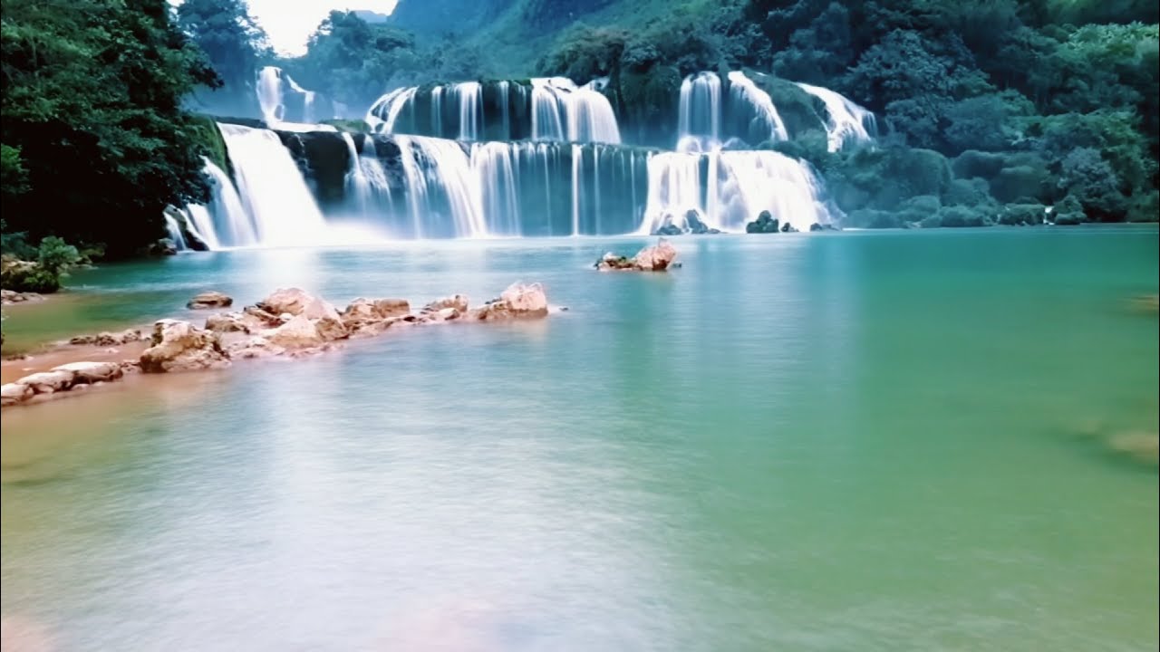 tiếng thác nước lớn và tiếng nước chảy êm dịu xuống hồ nước lớn giúp thư giãn tinh thần