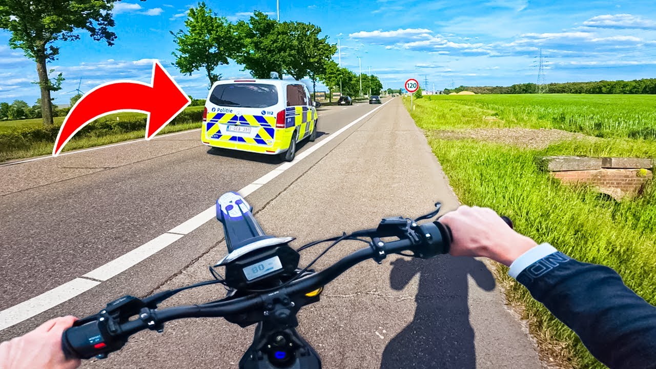 broertje rijdt op de snelweg met de surron zonder kentekens...