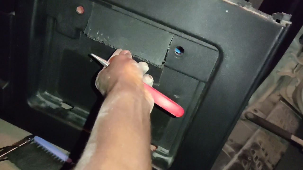 Pajero 2006 GLS tailgate handle removal part.1